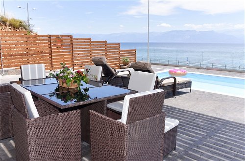 Foto 9 - Aurora Luxury Retreat - Beachfront & Private Pool