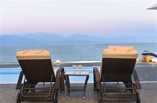 Foto 26 - Aurora Luxury Retreat - Beachfront & Private Pool