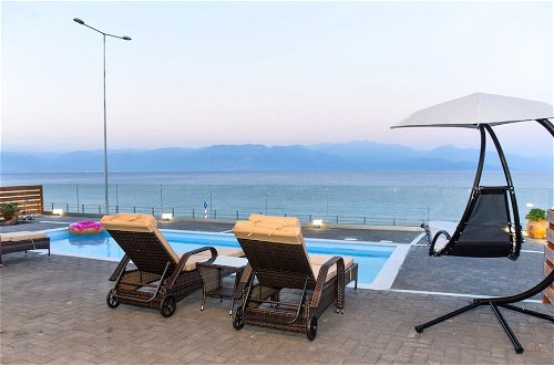 Photo 12 - Aurora Luxury Retreat - Beachfront & Private Pool