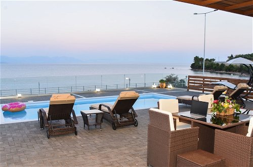 Photo 10 - Aurora Luxury Retreat - Beachfront & Private Pool