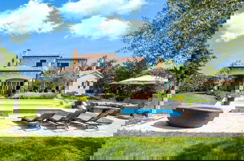 Foto 35 - Lush Villa With Artistic Interiors & Pool