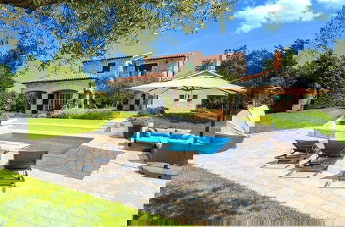 Foto 36 - Lush Villa With Artistic Interiors & Pool