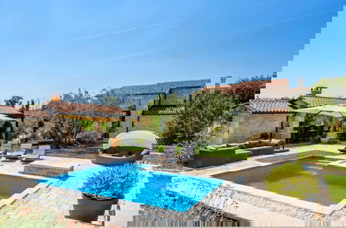 Foto 24 - Lush Villa With Artistic Interiors & Pool