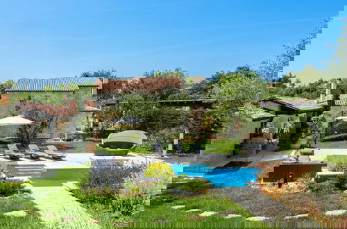 Foto 21 - Lush Villa With Artistic Interiors & Pool