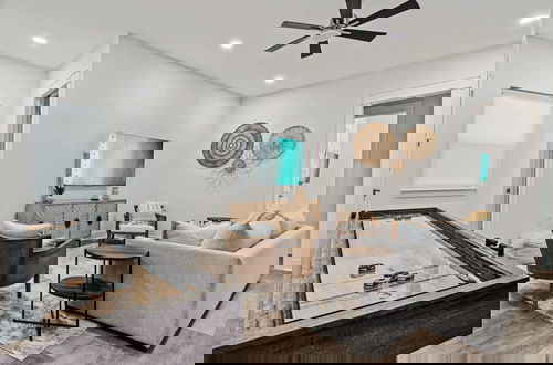 Foto 9 - Wanderlust by Avantstay Walk to Beach + Pool New Construction