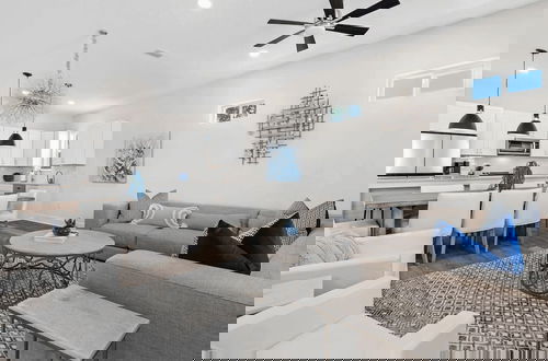 Foto 2 - Wanderlust by Avantstay Walk to Beach + Pool New Construction