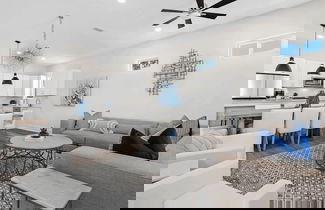 Foto 2 - Wanderlust by Avantstay Walk to Beach + Pool New Construction