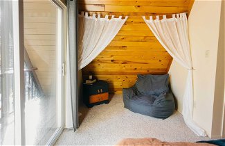 Foto 2 - Stunning Happy Shack Cabin: Wraparound Deck