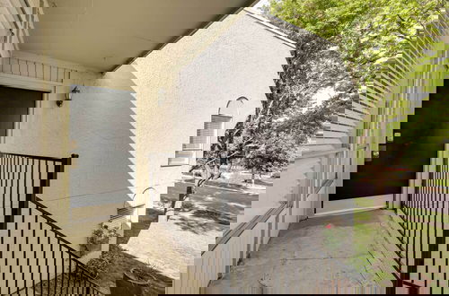 Foto 23 - Serene Dallas Condo w/ Pool - Walkable Location