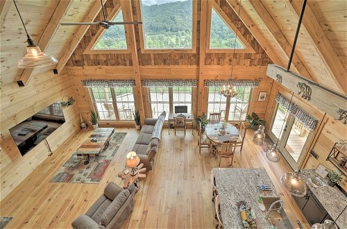 Foto 20 - Luxe Log Cabin w/ Modern Finishes & Mtn Views