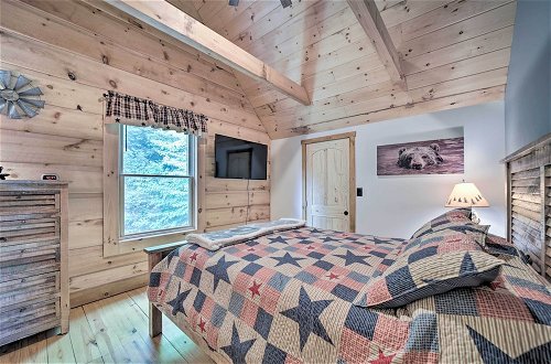 Foto 18 - Luxe Log Cabin w/ Modern Finishes & Mtn Views