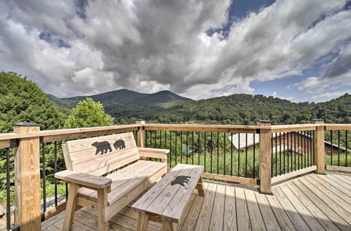 Foto 15 - Luxe Log Cabin w/ Modern Finishes & Mtn Views