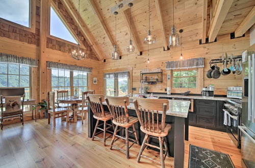 Foto 14 - Luxe Log Cabin w/ Modern Finishes & Mtn Views