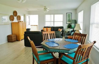 Foto 3 - Spacious Retreat W/expansive Yard & Beach Access