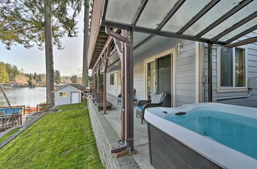 Photo 11 - 'the Peacock House' - Waterfront Home w/ Hot Tub