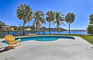 Foto 1 - Waterfront Home w/ Pool, Dock & Kayaks