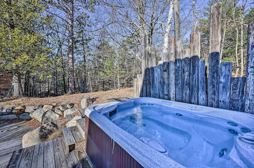 Foto 12 - Grand Log Cabin w/ Hot Tub - 4 Miles to Whiteface