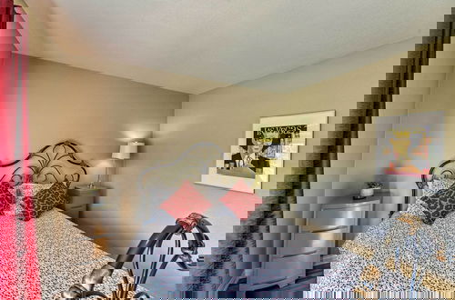 Foto 2 - Vintage Downtown Vegas Retreat < 3 Miles to Strip