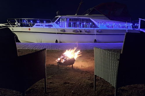 Photo 21 - The Rose 37ft Lakeside Yacht inc Hot Tub