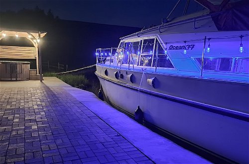 Foto 26 - The Rose 37ft Lakeside Yacht inc Hot Tub