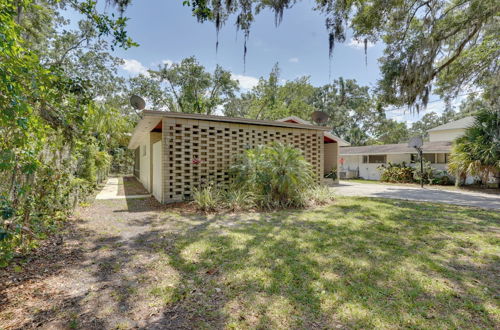 Photo 30 - Charming Mid-century House - Just Steps to Lake