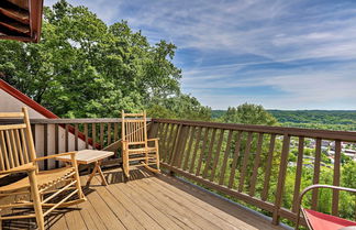 Foto 1 - Burkesville Apt w/ Deck, Views & Pool Access