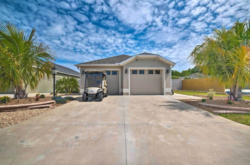 Foto 18 - Open-concept Wildwood Home w/ Lanai & Yard