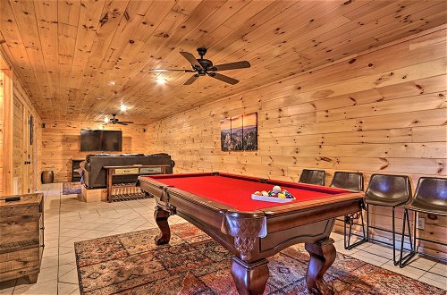 Foto 35 - Luxe Cabin w/ Hot Tub, Theater, Pool Table, Arcade