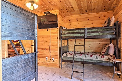 Foto 40 - Luxe Cabin w/ Hot Tub, Theater, Pool Table, Arcade