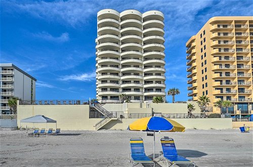 Foto 4 - Sleek Beachfront Getaway w/ Community Perks