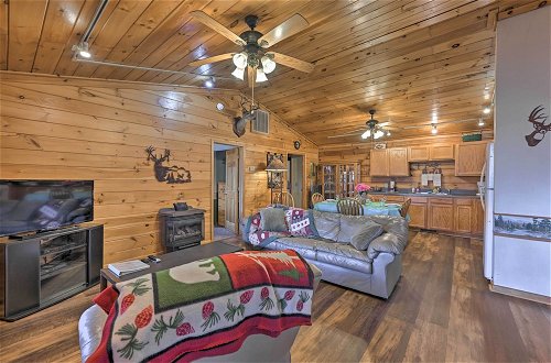 Foto 7 - Cozy Deer Glen' Cabin w/ Private Hot Tub & Porch