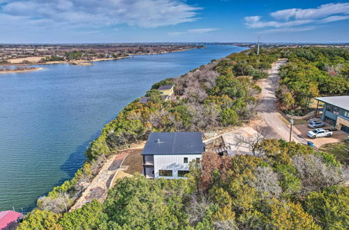 Foto 37 - Luxury Lake Granbury Cliffside Home w/ Deck