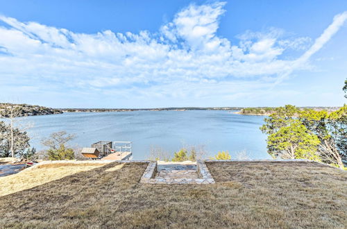 Foto 36 - Luxury Lake Granbury Cliffside Home w/ Deck