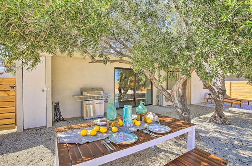 Photo 9 - Modern Joshua Tree Bungalow With Fire Pit & Bbq