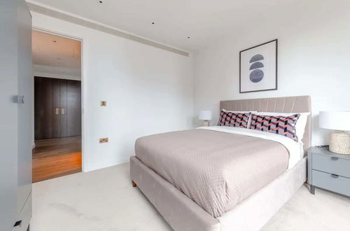 Photo 12 - Luxurious 3 Bedroom Flat by the River Thames - Vauxhall