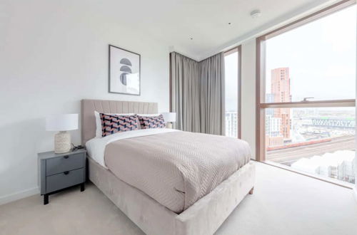 Photo 10 - Luxurious 3 Bedroom Flat by the River Thames - Vauxhall