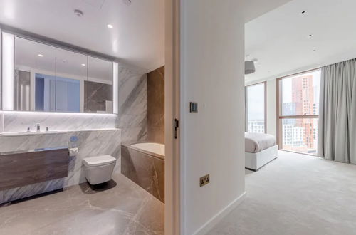 Photo 13 - Luxurious 3 Bedroom Flat by the River Thames - Vauxhall