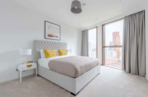 Photo 9 - Luxurious 3 Bedroom Flat by the River Thames - Vauxhall