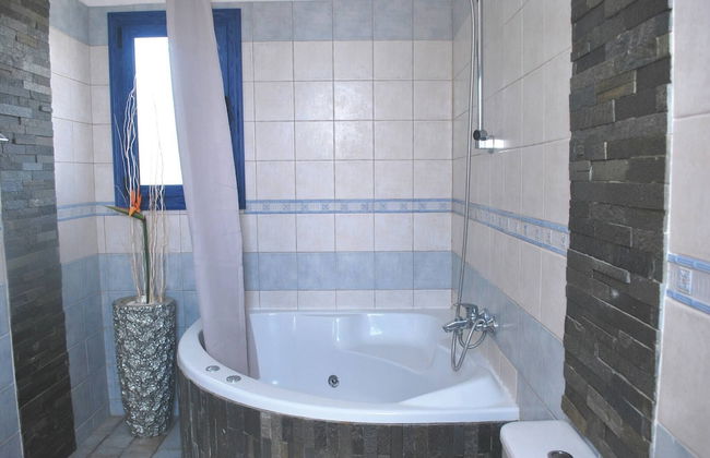 Sea Front Villa, Heated Private Pool, Amazing Location Paphos 323 - Photo 25