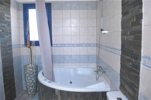 Foto 25 - Sea Front Villa With Private Heated Pool, Quiet Area Paphos 322