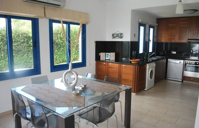 Sea Front Villa, Heated Private Pool, Amazing Location Paphos 323 - Photo 12