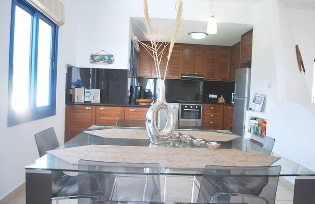 Sea Front Villa, Heated Private Pool, Amazing Location Paphos 323 - Photo 9