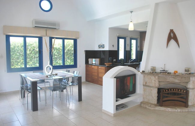Sea Front Villa, Heated Private Pool, Amazing Location Paphos 323 - Photo 17