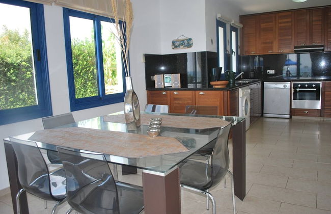 Sea Front Villa, Heated Private Pool, Amazing Location Paphos 323 - Photo 8