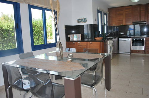 Foto 8 - Sea Front Villa With Private Heated Pool, Quiet Area Paphos 322