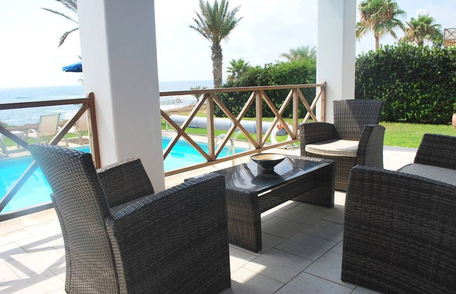 Sea Front Villa With Private Heated Pool, Quiet Area Paphos 322 - Photo 40