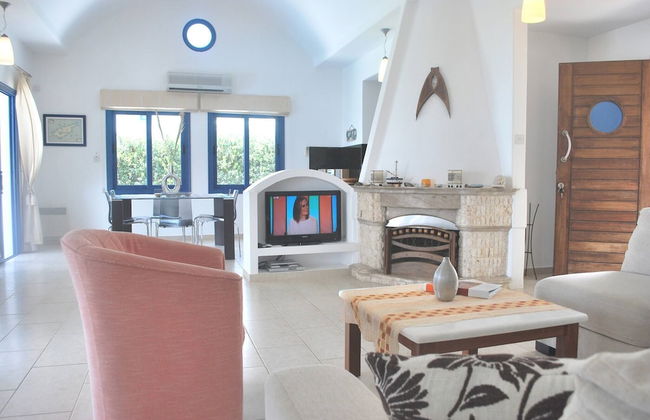 Sea Front Villa With Private Heated Pool, Quiet Area Paphos 322 - Photo 18