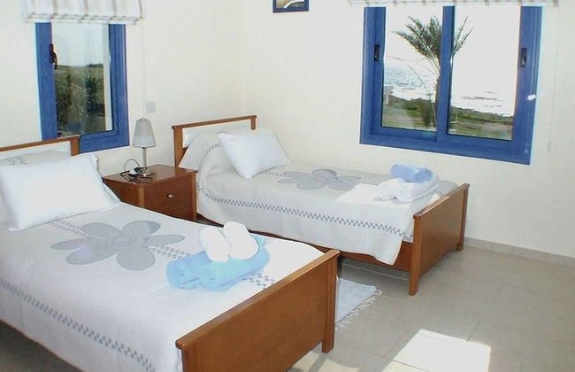 Sea Front Villa, Heated Private Pool, Amazing Location Paphos 323 - Photo 5