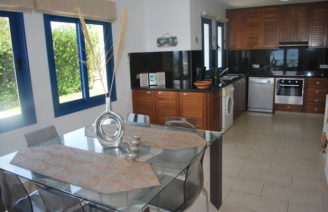 Sea Front Villa With Private Heated Pool, Quiet Area Paphos 322 - Photo 9