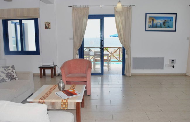 Sea Front Villa, Heated Private Pool, Amazing Location Paphos 323 - Photo 18